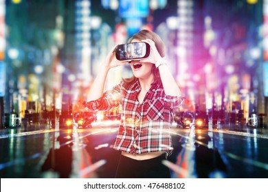 Doble exposición, chica joven que adquiere experiencia en auriculares VR, está utilizando anteojos de realidad aumentada, estando en una realidad virtual. En la ciudad de noche