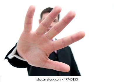 Un hombre de negocios de mediados de los años treinta con un traje negro cubre la cámara con la mano. "Nada que ver aqui". Enfoque diferencial en la mano.