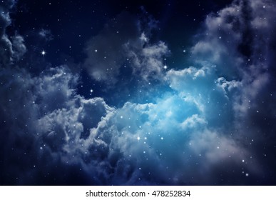 Raum des Nachthimmels mit Wolken und Sternen