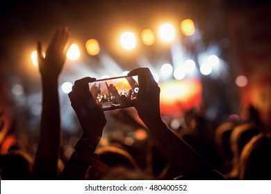 Eine Live-Performance bei einem Konzert mit einem Smartphone aufnehmen.