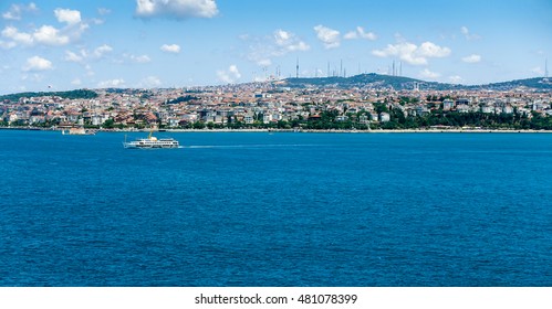 Blick von der europäischen Seite Istanbuls über den Bosporus auf die asiatische Seite Istanbuls. Ein Schiff überquert den Bosporus und der Maiden's Tower ist auf der linken Seite.