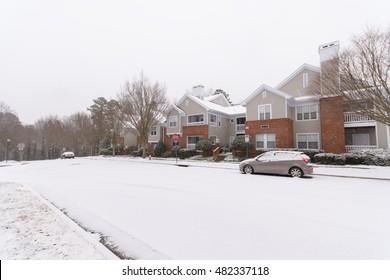 Pueblo y casas cubiertas de tormenta de nieve