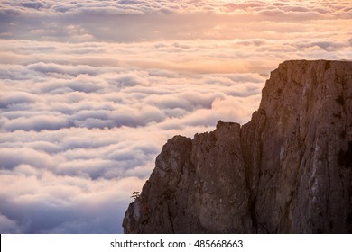 山の雲の上の夕日の眺め