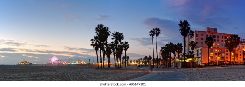 Twilight Panorama van Santa Monica Pier en Oceanfront Walk - Los Angeles, Californië