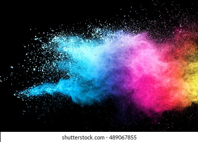 Frieren Sie die Bewegung des blauen und rosa Farbpulvers ein, das auf schwarzem Hintergrund explodiert.