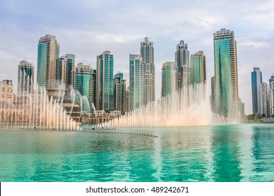De Dubai Fountain is 's werelds hoogste fontein in Downtown Dubai. De populaire muzikale fontein van Dubai is een van de meest bezochte attracties van de Arabische stad.
