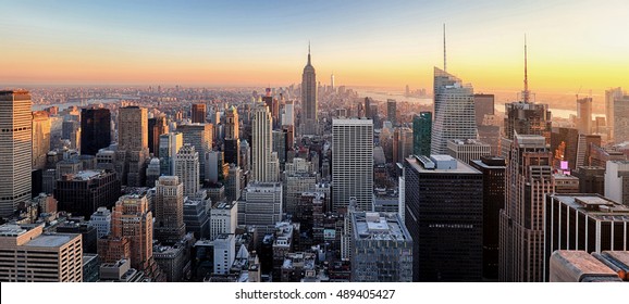 ニューヨーク市。日没時のマンハッタンのダウンタウンのスカイラインの高層ビル。