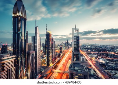 Horizonte escénico de una gran ciudad futurista con los rascacielos más altos del mundo. Vista aérea sobre el centro de Dubai, Emiratos Árabes Unidos. Viajes artísticos y antecedentes arquitectónicos.