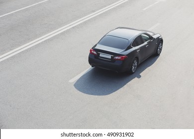 멀티밴드 고속도로에서 현대 검은색 자동차