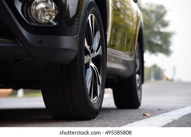 Veículo suv preto carro auto detalhe roda dianteira