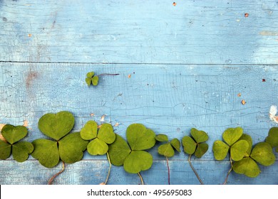 Groen klaverblad op houten achtergrond