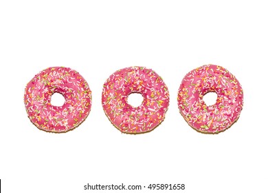 Drie geglazuurde aardbei donuts op witte achtergrond, bovenaanzicht
