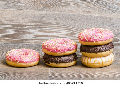 kleurrijke donuts op een houten ondergrond