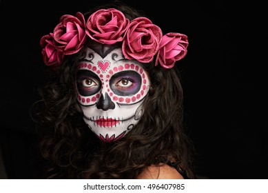 Cara pintada para Halloween como calavera en mujer aislada sobre fondo negro