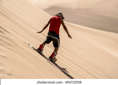 Sandboarden in de woestijn van de Atacama, San Pedro de Atacama, Chili, Zuid-Amerika