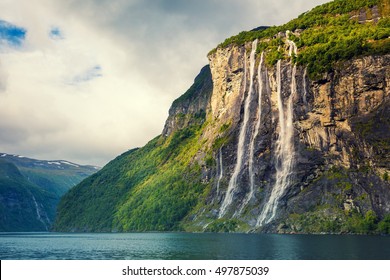 Berglandschaft mit bewölktem Himmel. Schöne Natur Norwegen. Geirangerfjord. Sieben Schwestern Wasserfall