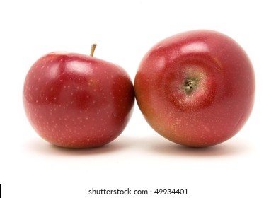 Rødt macintosh æble fra lavt synspunkt isoleret mod hvid baggrund.