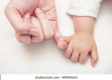Mutter und Baby Hände Versprechen Freundschaft von Generationen, neue Familie und Baby Schutz vor Mutter Konzept