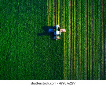 Trekker maait groen veld, luchtfoto