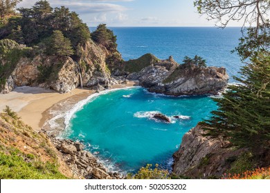 Scénické vodopády McWay Falls neďaleko Big Sur v Kalifornii
