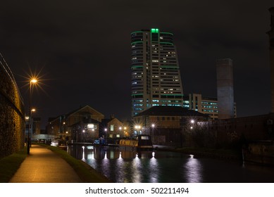 O imagine de noapte a clădirii din Leeds supranumită clădirea „dalek”, luată de pe canalul de la Granary Wharf