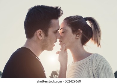 Cặp đôi yêu nhau hôn nhau ngoài trời lúc hoàng hôn - Khái niệm về con người, tình yêu và lối sống