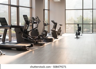 Moderne fitnessruimte Fitnesscentrum met apparatuur en machines