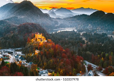 Hohenschwangau kastély Dél-Németországban - Bajorország régióban. Alkonyati jelenet.