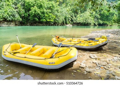 Statisch des gelben weißen Wasserfloßes im Schatten mit Schatten unter dem Baum nahe Flussufer des Abenteuerflusses genannt Kiulu River in Sabah Malaysian Borneo