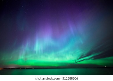 Wunderschönes Nordlicht Aurora Borealis über dem See in Finnland