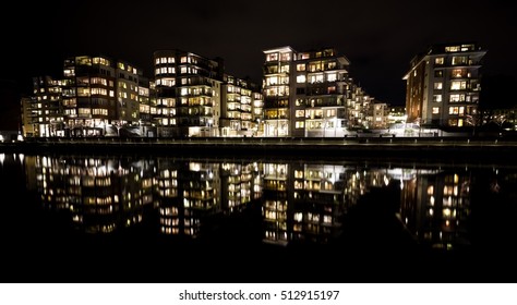 Reflexiones en el río Nissan, Halmstad, Suecia. fotografía nocturna