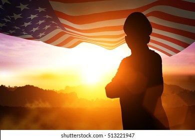 退役軍人の日の日没の米国旗の兵士のシルエットは、米国の公式の祝日の背景です。