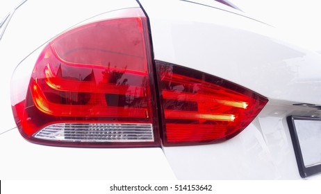 Luz trasera del coche blanco