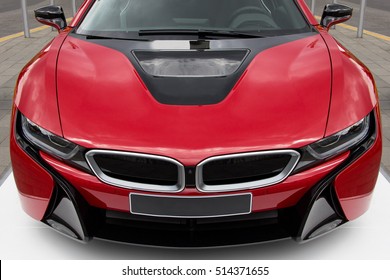 Nuevo coche deportivo rojo moderno y lujoso