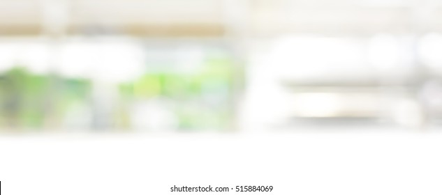 キッチンの窓から白い緑の抽象的なパノラマ バナーの背景をぼかし