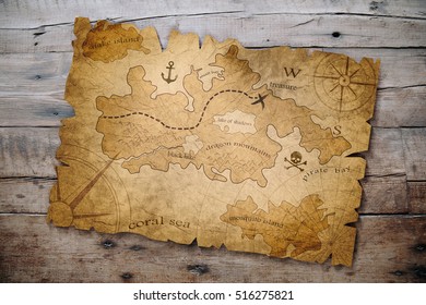 mapa del tesoro en la mesa de madera