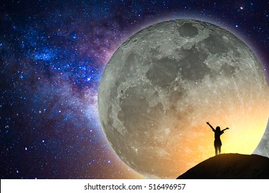 Gran luna llena, vía láctea, estrella, silueta feliz joven en la montaña con detalles de la vía láctea. Elementos de esta imagen proporcionados por la NASA