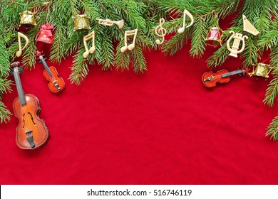 音符、赤いベルベットのクリスマス ツリーの楽器