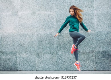 Fitness sport meisje in mode sportkleding doet yoga fitness oefening op straat, buitensporten, stedelijke stijl