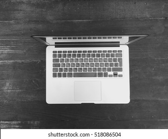MacBook Air は、Apple Inc. によって開発および製造された Macintosh サブノートブック コンピュータのラインです。フルサイズのキーボード、機械加工されたアルミニウム ケース、および薄くて軽い構造で構成されています。