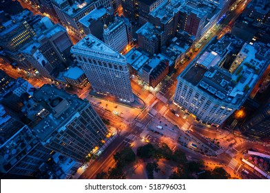 夜のニューヨークの街並み。マンハッタンのダウンタウンの交差点を空撮。アメリカのテーマ。ビッグアップルのテーマ。