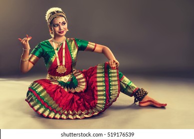 Hermosa bailarina india en la postura de la danza india. Bharatanatyam de danza clásica india.