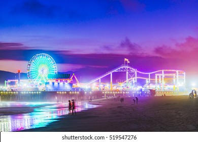 Santa Monica-strand 's nachts in het zomerseizoen.