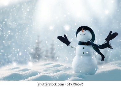 Prettige kerstdagen en gelukkig nieuwjaar wenskaart met kopie-ruimte. Gelukkige sneeuwpop staande in winter kerstlandschap. Sneeuw achtergrond