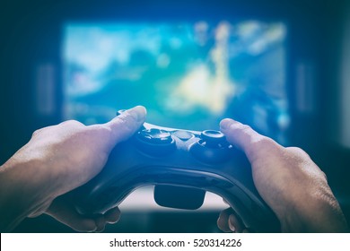 Gaming-Spiel spielen TV-Spaß Gamer Gamepad Guy Controller Videokonsole spielen Spieler halten Hobby spielerischen Genuss Ansichtskonzept - Archivbild