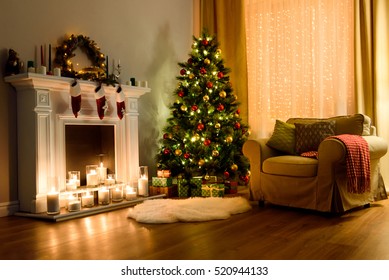 Un acogedor salón iluminado con numerosas luces decorado preparado para celebrar la Navidad. Diseño interior de la sala de Navidad, árbol de Navidad decorado con luces, velas y guirnaldas iluminando la chimenea interior.