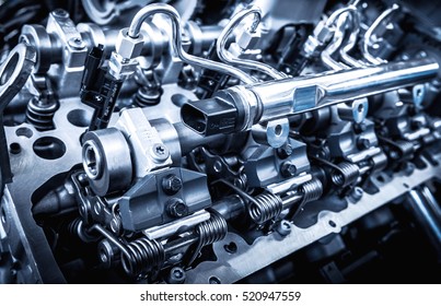 De krachtige motor van een auto. Intern ontwerp van de motor. Auto motor onderdeel. Moderne krachtige automotor.