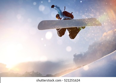 飛行中のスノーボーダー