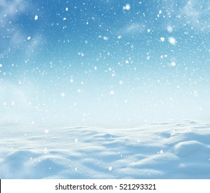 クリスマスの背景に雪とぼけボケ。コピー スペースと新年のグリーティング カード。雪が降る冬の風景