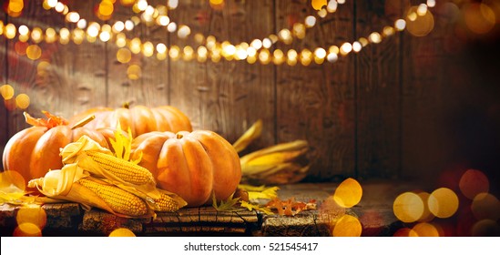 Latar belakang Selamat Hari Thanksgiving, meja kayu dihiasi dengan Labu, Tongkol Jagung, Lilin dan karangan bunga daun musim gugur. Adegan konsep festival Liburan Musim Gugur yang Indah Musim Gugur, Panen